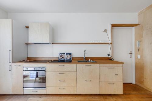 廚房, Modern Nomads Como Park Toorak Serene Getaway in 圖拉克