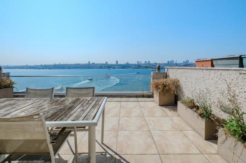 Duplex Flat w Panoramic Bosphorus View and Terrace, Стамбул (фото 2)