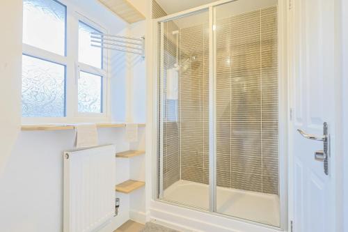 Manchester 3-Beds Sleeps 6 with On-site Parking, Manchester (photo 4)