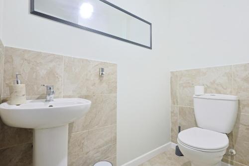 Manchester 3-Beds Sleeps 6 with On-site Parking, Manchester (photo 10)