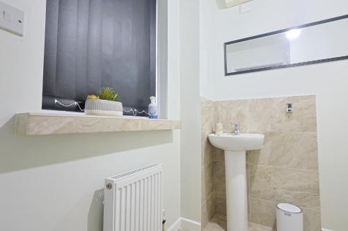 Manchester 3-Beds Sleeps 6 with On-site Parking, Manchester (photo 8)