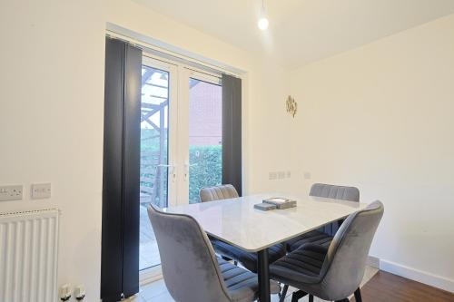 Manchester 3-Beds Sleeps 6 with On-site Parking, Manchester (photo 7)