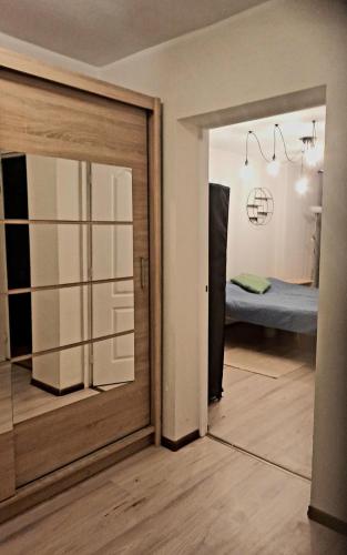 Cozy 2-Bedroom flat with Terrace & Parking by Alfa, Riga (foto 7)
