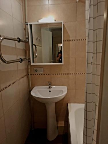 Cozy 2-Bedroom flat with Terrace & Parking by Alfa, Riga (foto 8)