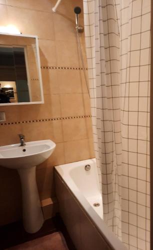 Cozy 2-Bedroom flat with Terrace & Parking by Alfa, Riga (foto 11)