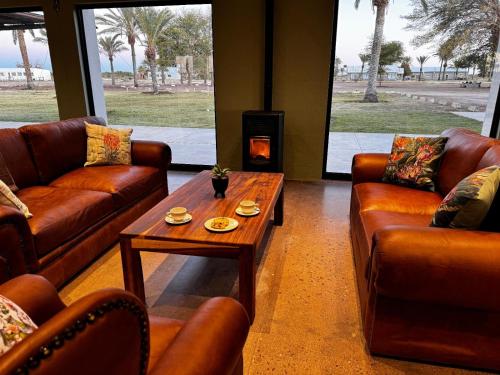 gedeelde lounge/tv-ruimte, Flying Ostrich Guesthouse & Palmrest Farmstall in Mariental