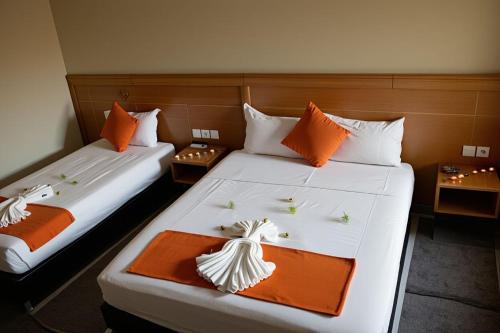 2 queen beds, 2 twin beds