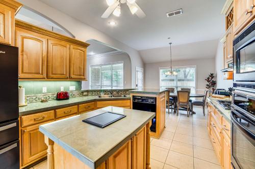 8 Mi to Lake Palestine: Peaceful Family Retreat in Flint (TX)
