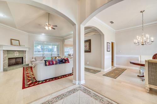 8 Mi to Lake Palestine: Peaceful Family Retreat in Flint (TX)