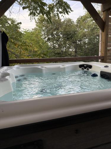Гореща вана, The Brady Retreat Hot tub and pool in Blackjack
