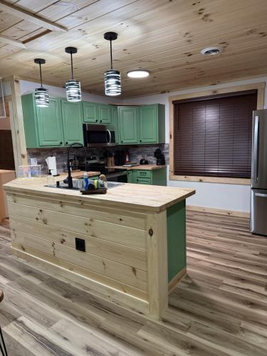 кухня, The Brady Retreat Hot tub and pool in Blackjack