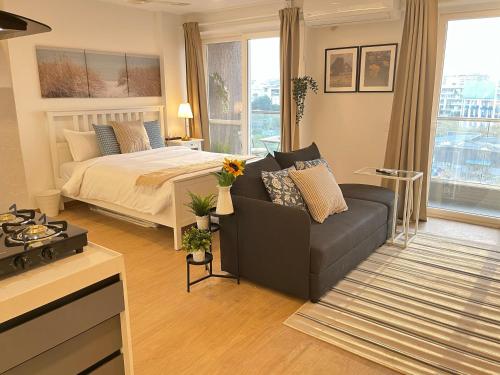 Bed, OSI Apartments Viman Nagar near Pune Airport