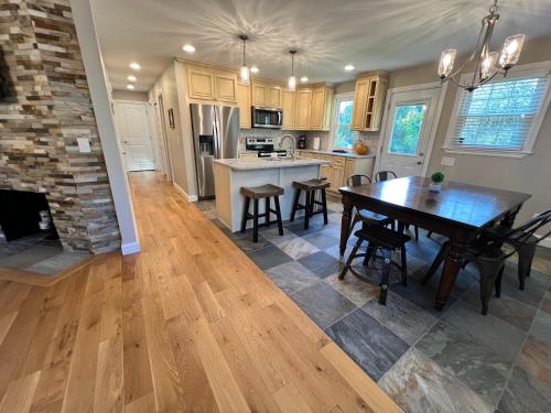 ห้องครัว, Spacious Renovated Home in Orono, Next to UMaine in โอโรโน (ME)