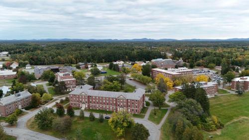 Spacious Renovated Home in Orono, Next to UMaine in โอโรโน (ME)