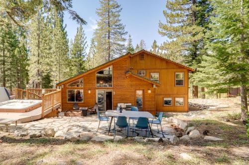Near Ski Resorts & Trails: Truckee Home w/ Hot Tub – khách sạn tại Northwoods