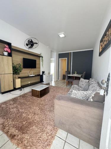 Casa de bairro tranquilo 2 a 8 pessoas com ótima localização e vigia de rua