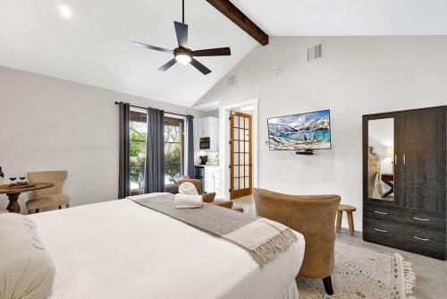 Schubert Inn Suite-B with Pool & Grill - Walk to Main in Fredericksburg, USA