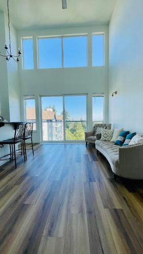 Renovated Apartment -with Stunning Windows