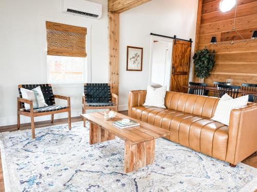Lakeside Cabin - Serene Retreat with Lake Monroe Views and Wraparound Deck in Brown County - Judah, IN