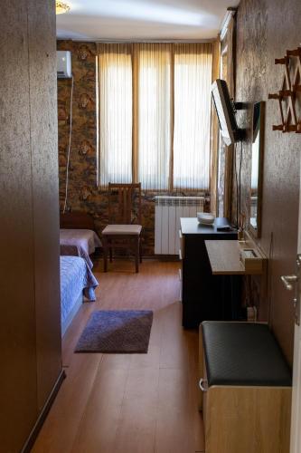 Megy's 1st Room next to the National Palace of Culture, Sofia (photo 5)