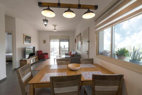 חווייה של שקט- מתחם שלם עם בריכה- רק בשבילכם in 利夫尼