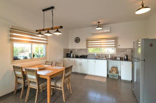 חווייה של שקט- מתחם שלם עם בריכה- רק בשבילכם in 利夫尼