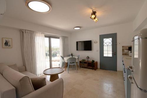 חווייה של שקט- מתחם שלם עם בריכה- רק בשבילכם in 利夫尼