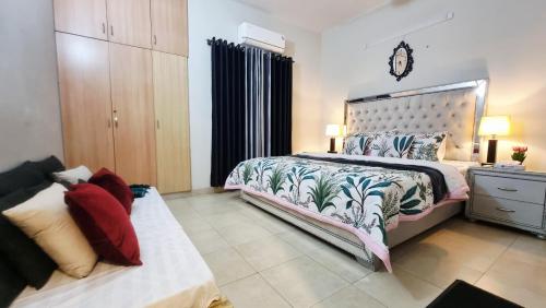 Haven Eden Villa Lahore - 4BR Holiday Home with Lawn BBQ - image 9