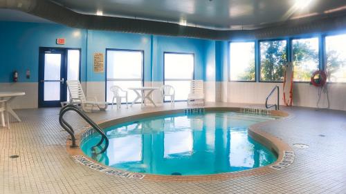 Piscină, Super 8 by Wyndham Barrie South in Barrie (ON)