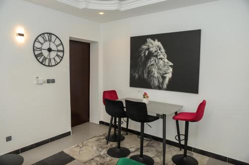 Luxensuites, Котону