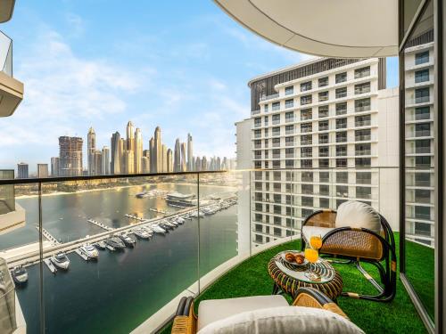 Cozy Marina View 2 Bedroom Pool and Private Beach, Dubaï