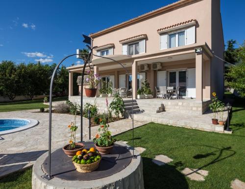 Kert, Apartments Raskovic in Radanovici