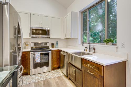 WFH-Friendly Gem w/ Creek: 4 Mi to Sammamish Trail in Union Hill-Novelty Hill (WA)