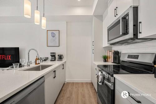 Executive Suite with King Bed Garage AC Free Banff Pass 65 Inch TV, Calgary (foto 6)