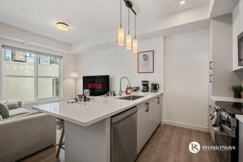 Executive Suite with King Bed Garage AC Free Banff Pass 65 Inch TV, Calgary (foto 8)