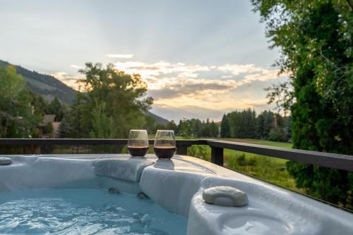 Stonecreek Summit 6BR LUXE Retreat with Hot Tub