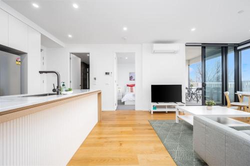 Modern Luxe Charm with Balcony Parking Gym in Ivanhoe