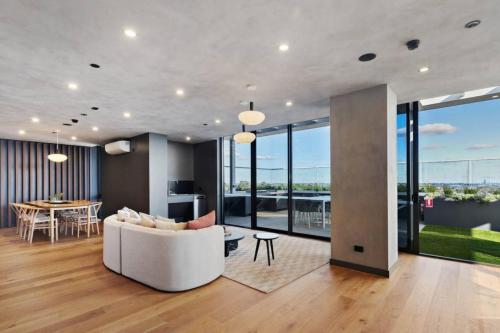 Modern Luxe Charm with Balcony Parking Gym in Ivanhoe