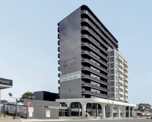 Modern Luxe Charm with Balcony Parking Gym in Ivanhoe