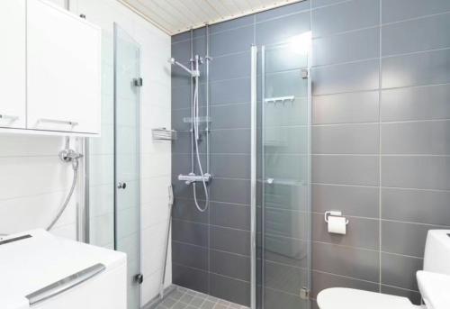 Bathroom, Convenient Apartment for 4 in Konala