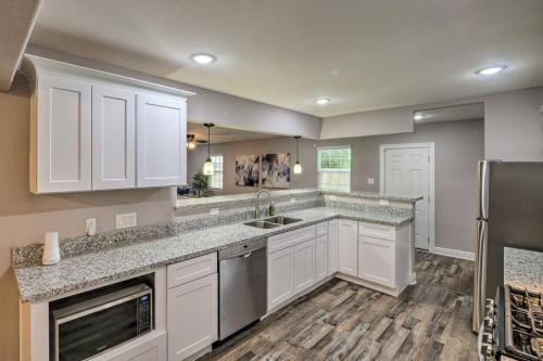 Large 6BR Escape - Free Parking, Sleeps 13 Guests