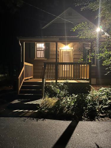 Classic Charm with Modern Kitchen Walking Distance to UMaine in โอโรโน (ME)