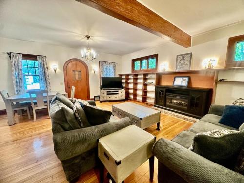 Classic Charm with Modern Kitchen Walking Distance to UMaine in โอโรโน (ME)