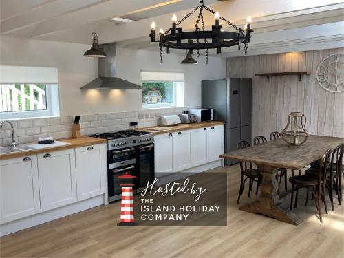 The Gate-Stunning Garden Apartment with Hot Tub in Freshwater Bay