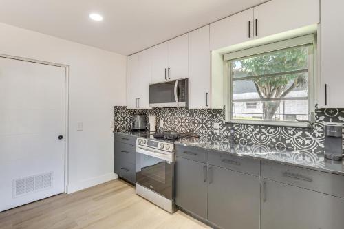 Walk to City Center Modern Coral Springs Getaway in คอรัล สปริงส์ (FL)