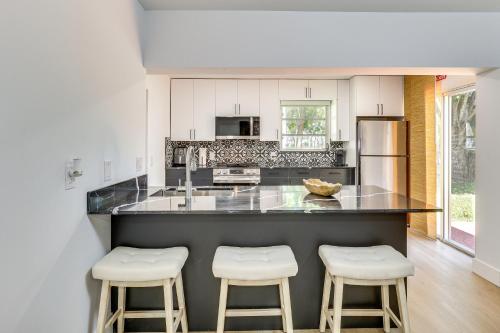 Walk to City Center Modern Coral Springs Getaway in คอรัล สปริงส์ (FL)