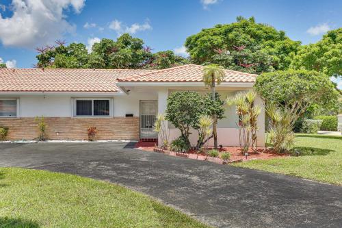 Walk to City Center Modern Coral Springs Getaway in คอรัล สปริงส์ (FL)