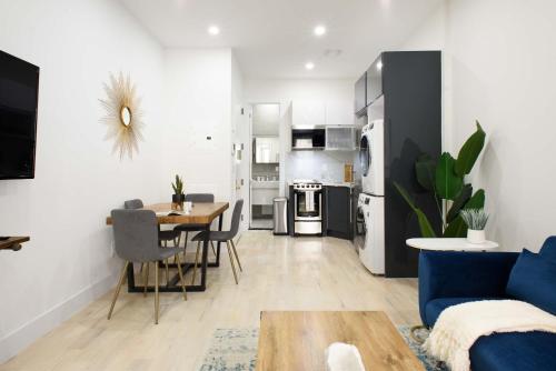 78-1A NEW Modern 1BR W&D Walk to Central Park in New York, USA