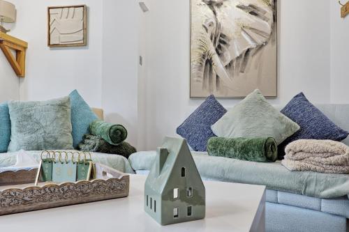 Quirky 2-Bed Brentwood Home Near High St & Station - With Parking in Észak-Brentwood