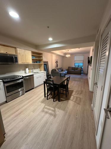 1BR in Hollywood w patio & parking!